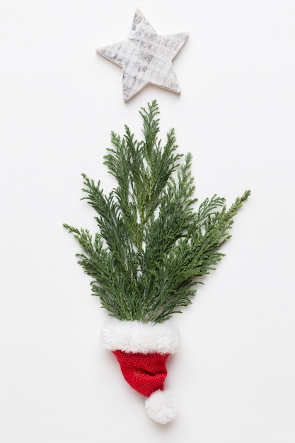 Christmas wenskaart. Pijnboomdecoratie op witte achtergrond. Nieuwjaar concept. Kopieer ruimte. Plat liggen.