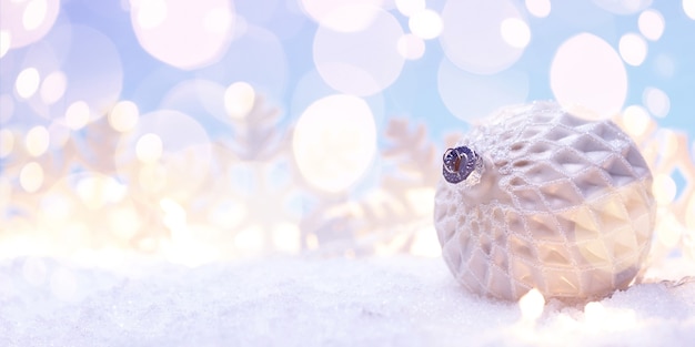 青に雪片とクリスマスの白いボール