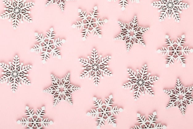 Foto decorazioni bianche della neve di natale su una rosa