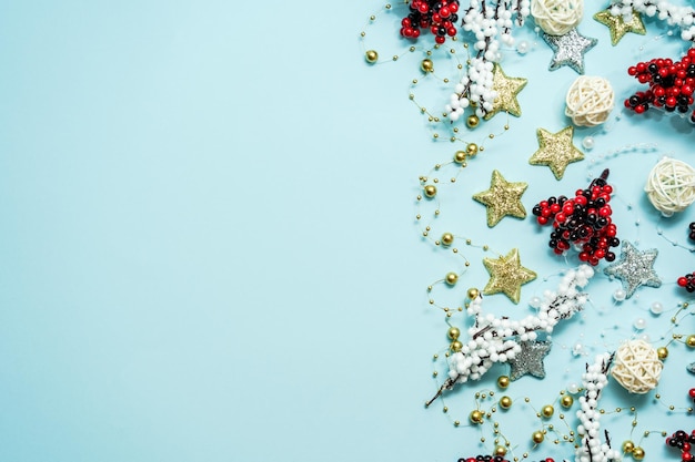 冬のクリスマスや新年のコンセプト 浅い青い背景で装飾の要素を備えたクリスマスや冬のコンセプト フラットレイ