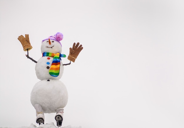 Рождество и зимняя мода счастливого праздника празднование рождества снеговик в шляпе шарф перчатки с