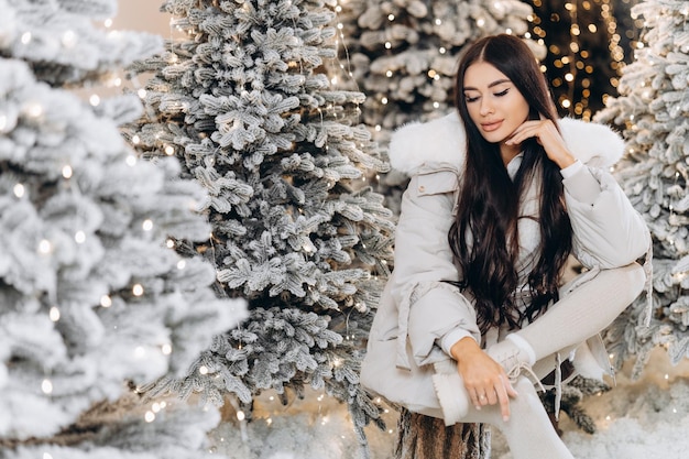 사진 크리스마스 선물을 가진 크리스마스 겨울 여자 요정 아름다운 크리스마스와 크리스마스 트리 축제 메이크업 패션 모델 소녀