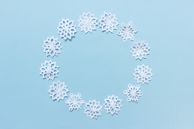 ホワイトペーパーの雪で作られたクリスマス冬の花輪