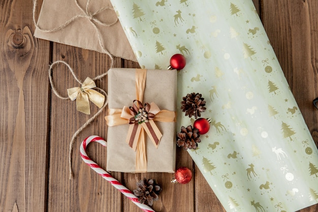 クリスマスコーンとおもちゃ、モミの枝、ギフトボックス、木製のテーブル背景に装飾クリスマス
