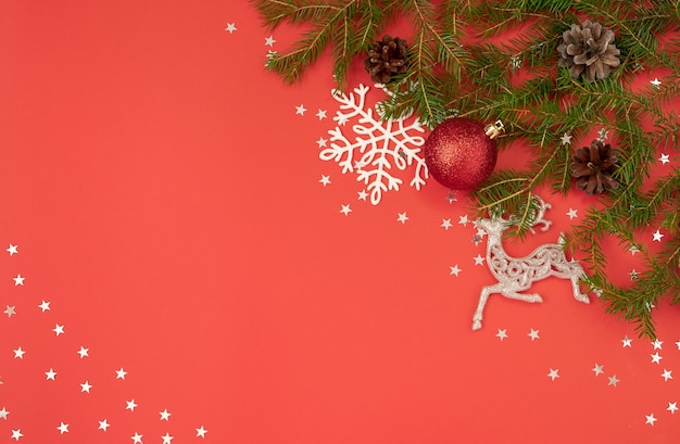 鮮やかな赤にモミの枝とお祭りの装飾が施されたクリスマス