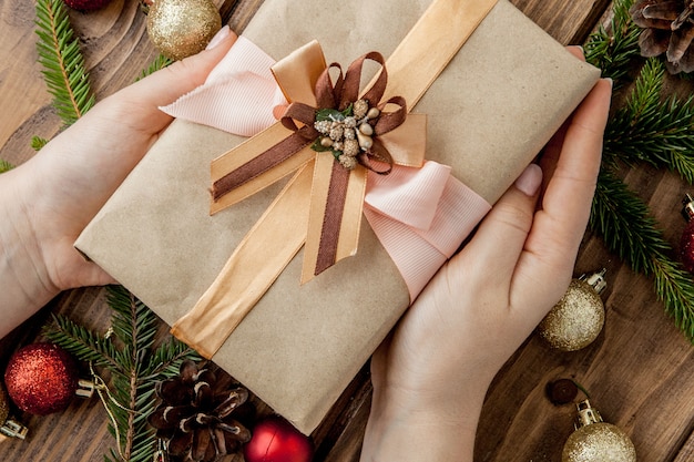 선물 상자, 종이의 rools와 레드 크리스마스 장식. 휴일을위한 준비. Copyspace와 상위 뷰입니다. 여자의 손을 잡고 선물 상자