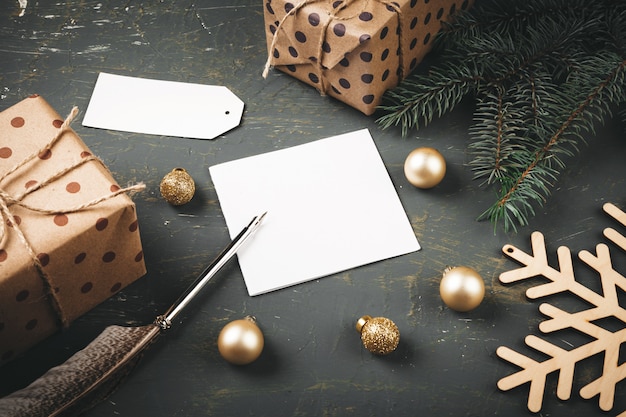 Natale con lettera, busta e penna piuma circondato da decorazioni stagionali