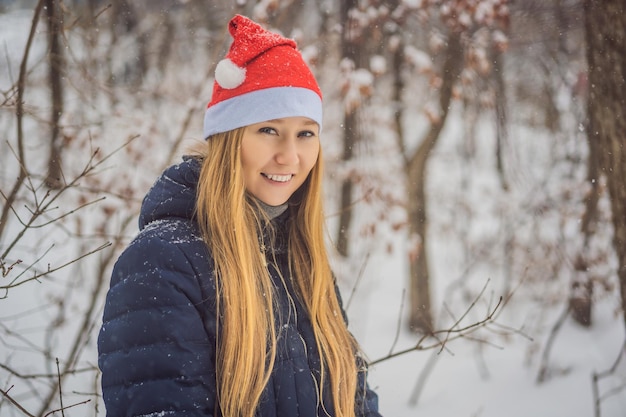 サンタ クロース帽子販売クローズ アップ クリスマス肖像画のクリスマス女性美容モデルの女の子