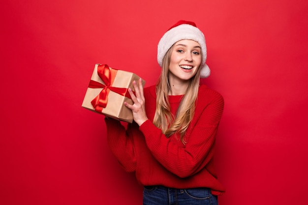 Donna di natale che tiene i regali di natale sorridenti