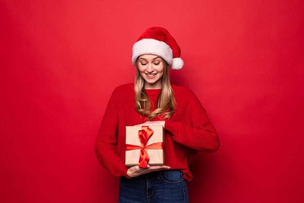 笑顔のクリスマスプレゼントを持っているクリスマスの女性