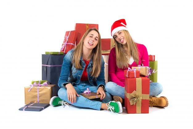 Donne di natale che tengono i regali sopra priorità bassa bianca