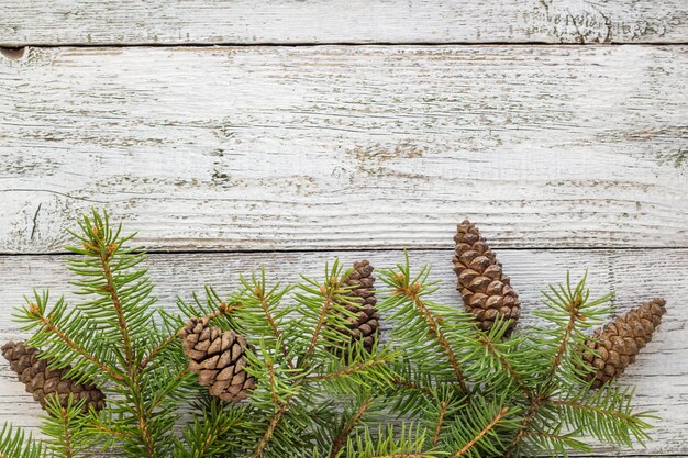 モミの木とクリスマス木製の背景。