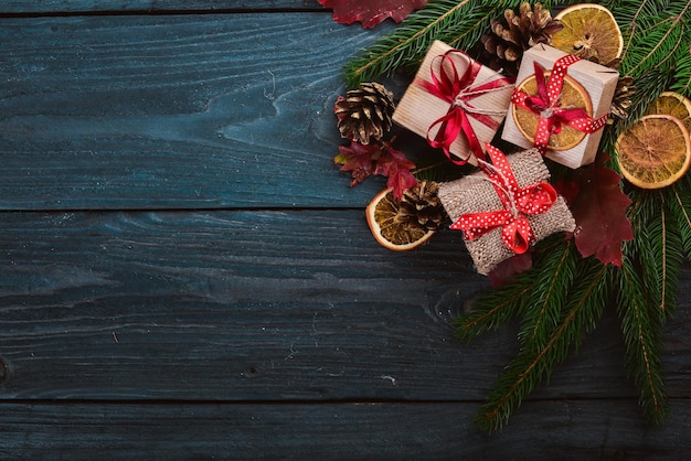 雪のモミの木と装飾とクリスマスの木製の背景あなたのテキストのコピースペースと上面図