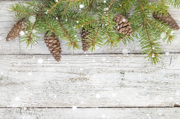 雪モミの木とクリスマスの木製の背景。テキストのコピースペースを含む上面図