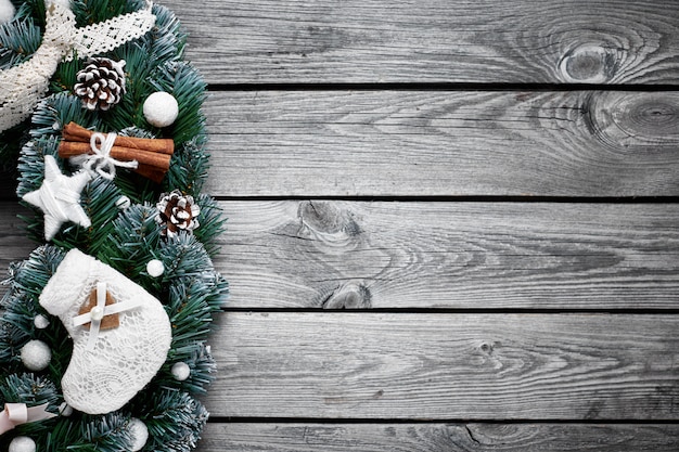 雪のモミの木とクリスマス木製の背景