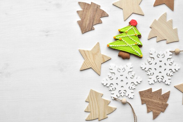 Decorazioni natalizie in legno e biscotto di pan di zenzero