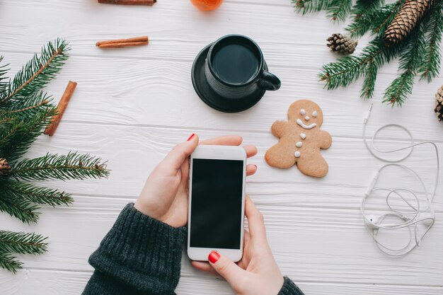 クリスマス、電話を持っている女性