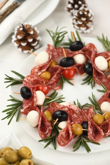 Ghirlanda di natale - antipasto. tartine di salame con olive, baby mozzarella.