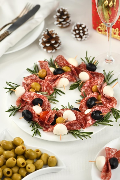 クリスマスリース-前菜。サラミカナッペとオリーブ、ベビーモッツァレラチーズ。