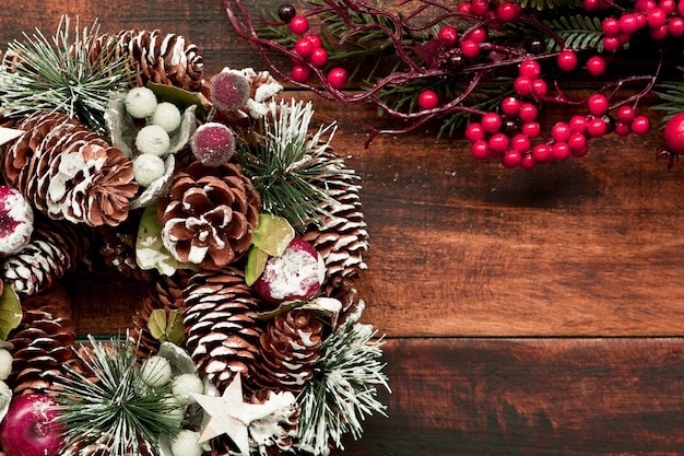 クリスマスの花輪と赤い果実のある枝