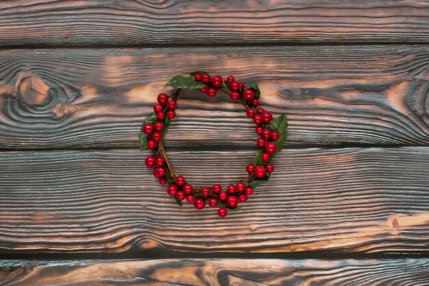 Corona di natale decorata con bacche rosse