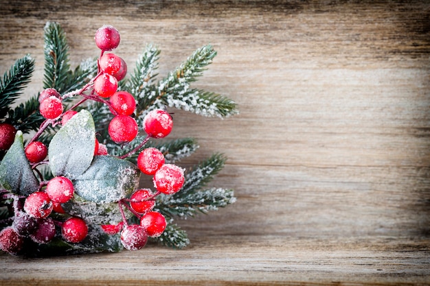 Рождественский венок из красных ягод, елки и шишек