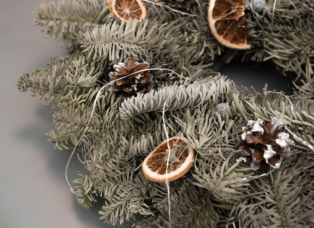 마스터 클래스 새해 마스터 클래스 장식 선물 크리스마스 새해에서 천연 가문비나무로 손으로 만든 금으로 된 회색 파란색 크리스마스 화환