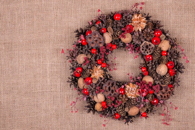 写真 古い茶色の布にクリスマスリース