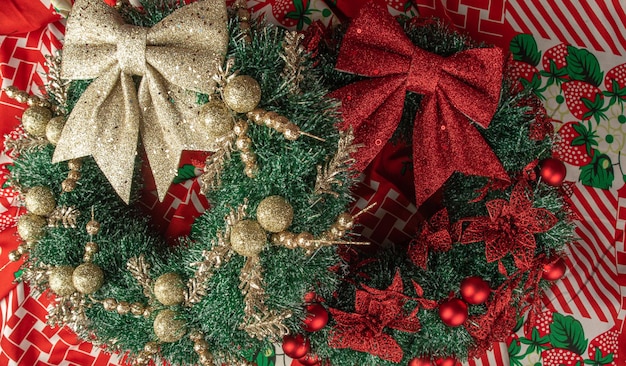 クリスマスリース、素朴な背景、選択的な焦点を持つテーブル上の2つの美しいクリスマスリース。