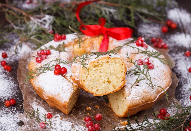 Corona di natale con ornamenti. torta allo yogurt.