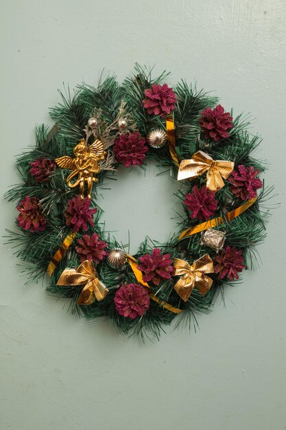 Photo christmas wreath with pine cones and golden bows