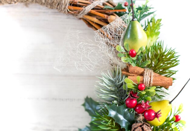 木製の背景にクリスマスの花輪