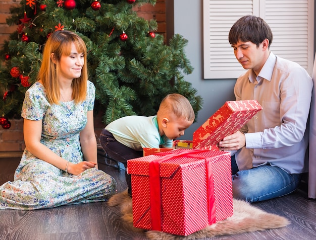 クリスマス、クリスマス、家族、人々、幸福の概念-かわいい男の子と遊ぶ幸せな親