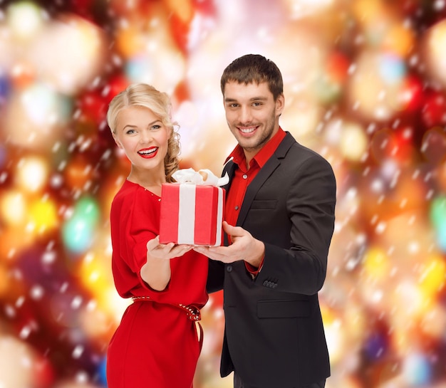 크리스마스, 크리스마스, 겨울, 발렌타인 데이, 생일, 행복, 커플 개념 - 웃는 여자와 남자 선물 상자