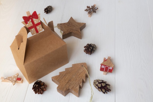 クリスマスと廃棄物ゼロの環境に優しいパッケージとテキスト用のスペースを持つ白い木製の背景にツリーの工芸品の装飾クリスマス ホリデー エコ装飾の生態学的な概念