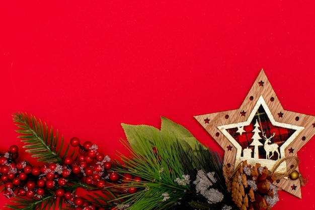 Foto sfondo di natale flatlay decorazione natalizia e ramo di abete