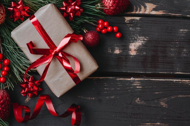 クリスマス フラットレイ ギフト ボックス、赤いクリスマス ツリーのおもちゃ、クリスマスの装飾、スプルース ブランス