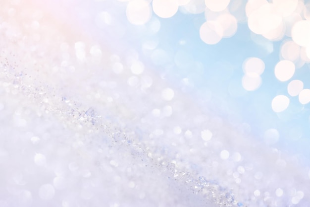 Chritmas lichte achtergrond met sneeuw en blauwe hemel Ontwerp achtergrond