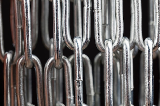 Хромированная стальная цепь с небольшими узкими звеньями, крупный план металлических частей цепи