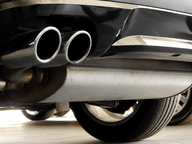 Photo chrome twin tailpipe of vehicle detailed photo