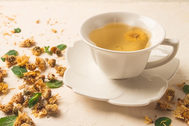 Chrysant thee drinken witte kop mint chrysant toppen close-up geen mensen
