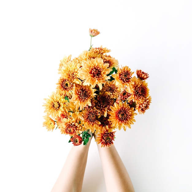 Chrysanthemum boeket in handen van het meisje op wit concept