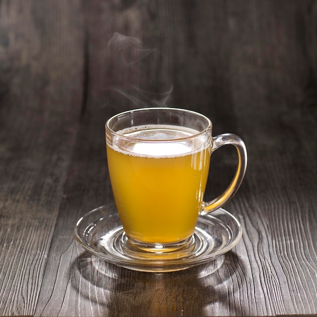 Chrysanthemum thee geserveerd in kopje geïsoleerd op tafel zijaanzicht gezonde ochtenddrank