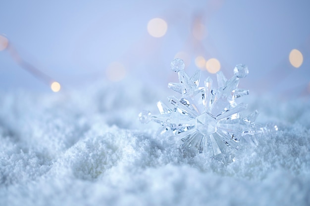 Chrystal sneeuwvlok op witte sneeuw en bokeh achtergrond