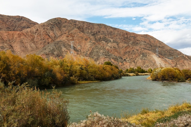 사진 issykkul 지역과 naryn 지역 사이의 키르기스스탄 국경에 있는 chu 강