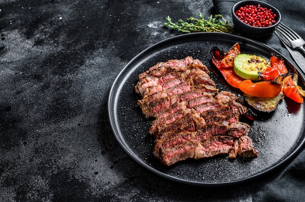 Chuck eye roll op een bord met een bijgerecht van groenten