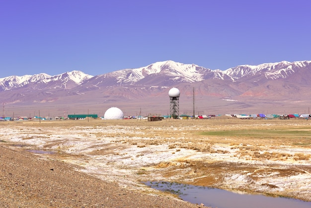 Chui steppe in het Altai-gebergte Radarantennes aan de rand van het dorp KoshAgach