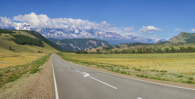 Chuisky-tractus - een weg in het Altai-gebergte