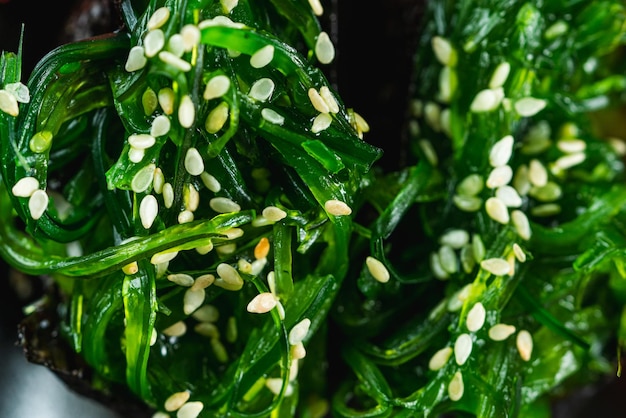 Chuka salade met sesam close-up macro shot van sushi Japans eten