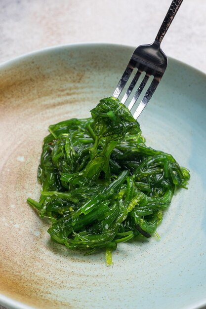 Photo chuka seaweed on a plate close up